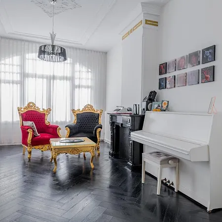 Bed & Breakfast Dina-Perla Lodges, Shared Home - Not Hotel - In Museum District Amsterdam