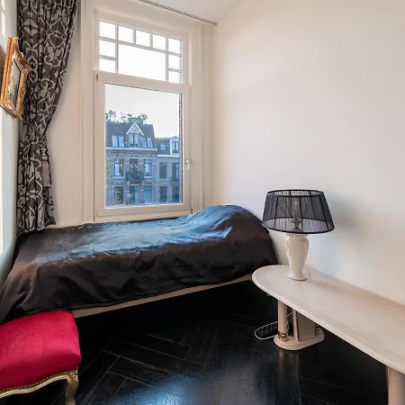 Dina-Perla Lodges, Shared Home - Not Hotel - In Museum District Bed & Breakfast