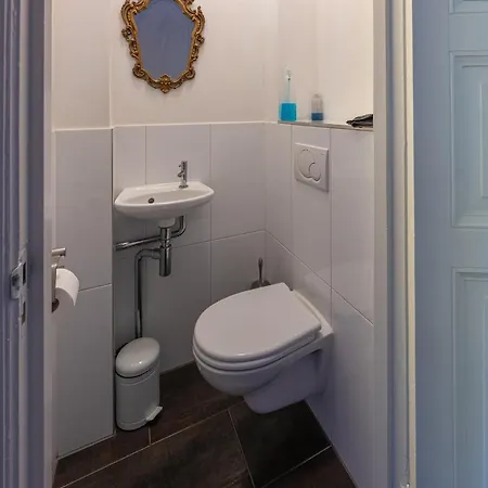 Dina-Perla Lodges, Shared Home - Not Hotel - In Museum District Bed & Breakfast