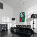 Dina-Perla Lodges, Shared Home - Not Hotel - In Museum District Bed and breakfast Ámsterdam