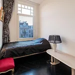 Dina-Perla Lodges, Shared Home - Not Hotel - In Museum District Bed and breakfast