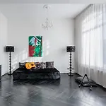 Dina-Perla Lodges, Shared Home - Not Hotel - In Museum District Bed and breakfast *