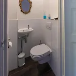 Dina-Perla Lodges, Shared Home - Not Hotel - In Museum District Bed and breakfast