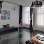 Dina-Perla Lodges, Shared Home - Not Hotel - In Museum District Bed and breakfast