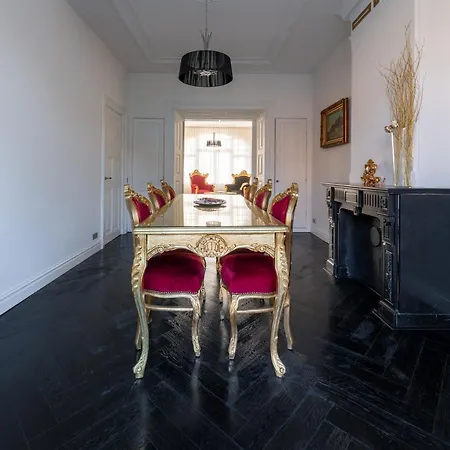 Couette-café Dina-Perla Lodges, Shared Home - Not Hotel - In Museum District *