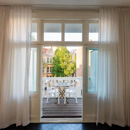 Dina-Perla Lodges, Shared Home - Not Hotel - In Museum District Couette-café *