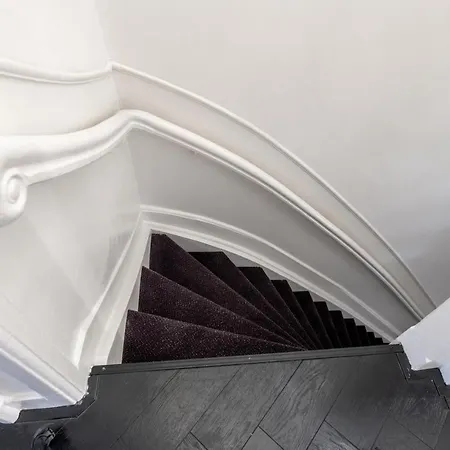 Dina-Perla Lodges, Shared Home - Not Hotel - In Museum District Couette-café *