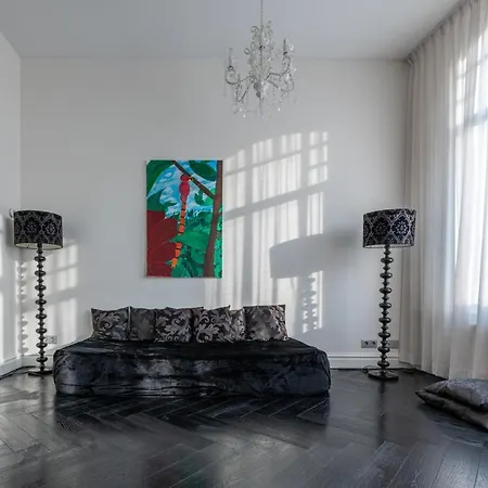 Bed and Breakfast Dina-Perla Lodges, Shared Home - Not Hotel - In Museum District *