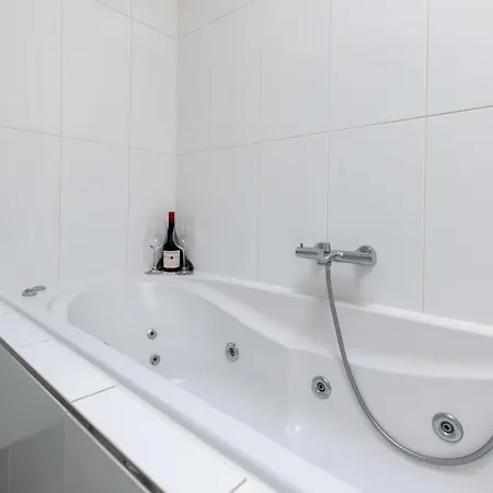 Dina-Perla Lodges, Shared Home - Not Hotel - In Museum District Couette-café *