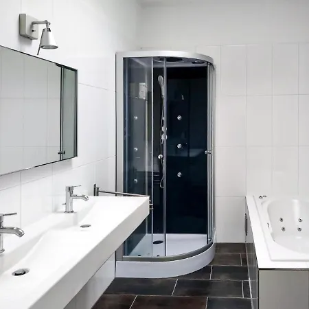 Bed and Breakfast Dina-Perla Lodges, Shared Home - Not Hotel - In Museum District