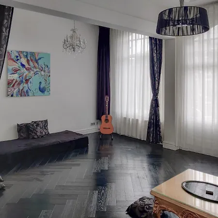 Dina-Perla Lodges, Shared Home - Not Hotel - In Museum District ベッド・アンド・ブレックファスト