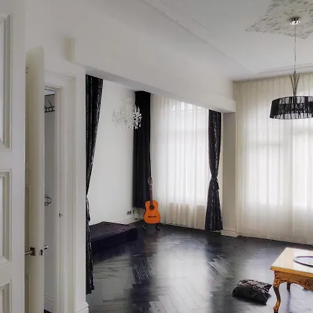 Couette-café Dina-Perla Lodges, Shared Home - Not Hotel - In Museum District *