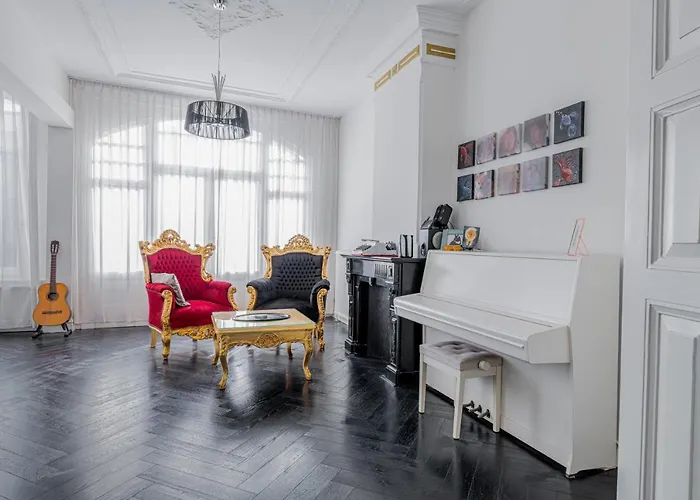 Bed & Breakfast Dina-Perla Lodges, Shared Home - Not Hotel - In Museum District Amsterdam