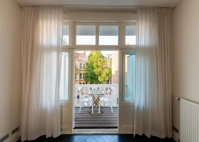 Dina-Perla Lodges, Shared Home - Not Hotel - In Museum District Bed and breakfast *