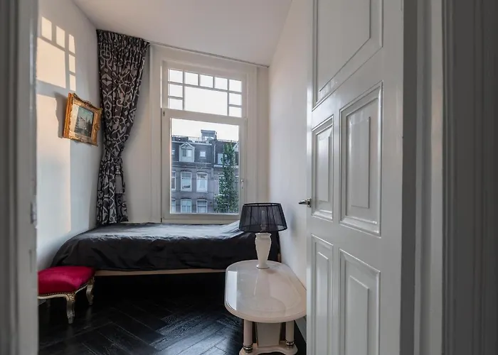 Dina-Perla Lodges, Shared Home - Not Hotel - In Museum District Bed & Breakfast