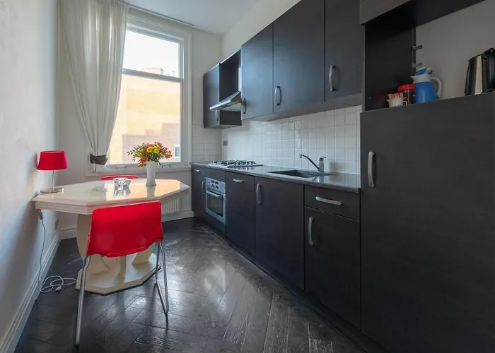 Dina-Perla Lodges, Shared Home - Not Hotel - In Museum District Bed and breakfast