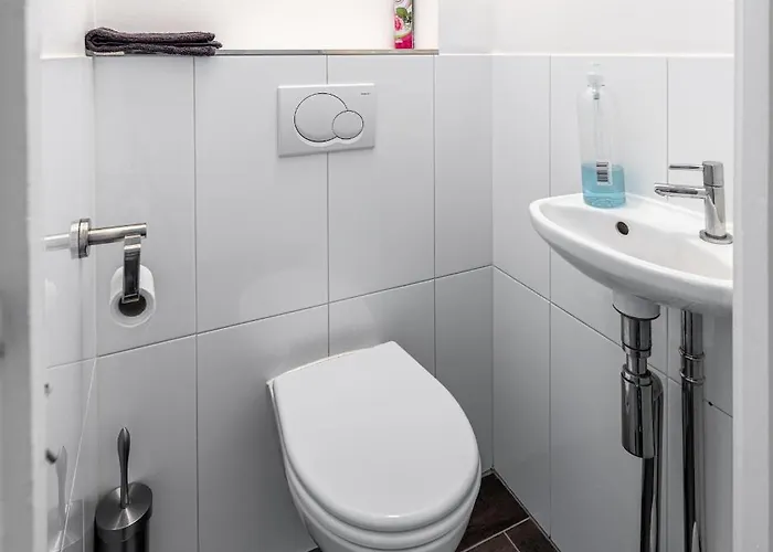 Dina-Perla Lodges, Shared Home - Not Hotel - In Museum District Bed & Breakfast Amsterdam