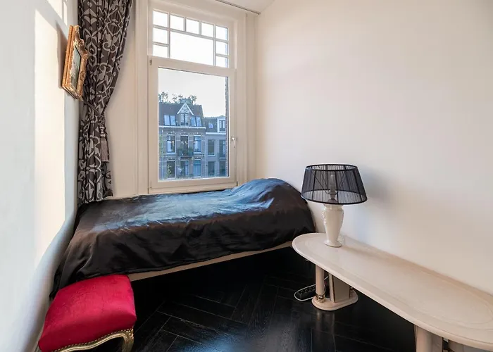 Dina-Perla Lodges, Shared Home - Not Hotel - In Museum District Bed and breakfast