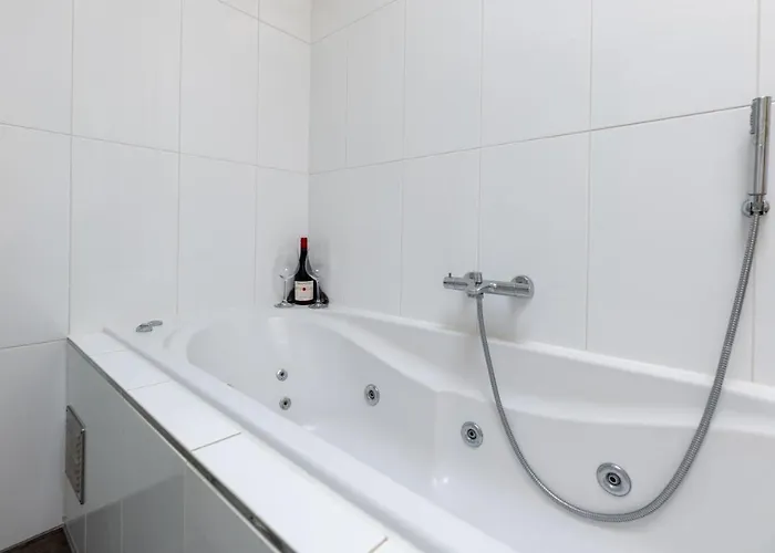 Dina-Perla Lodges, Shared Home - Not Hotel - In Museum District Bed & Breakfast *