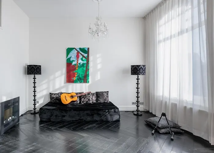 Dina-Perla Lodges, Shared Home - Not Hotel - In Museum District Bed and breakfast *