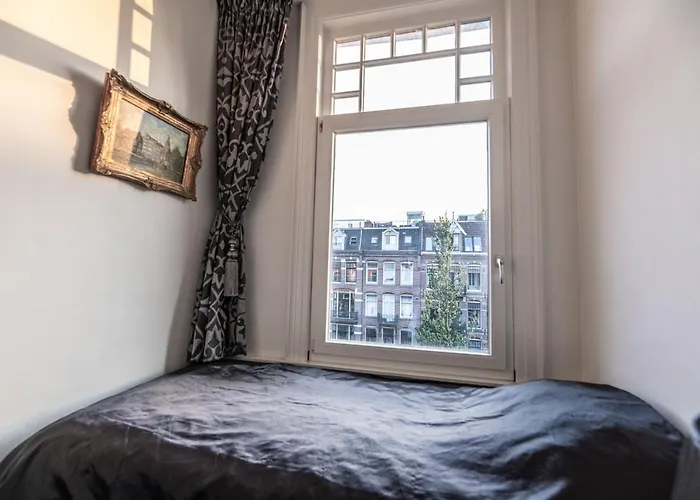 Dina-Perla Lodges, Shared Home - Not Hotel - In Museum District Bed and breakfast