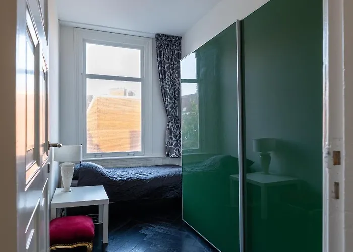 Dina-Perla Lodges, Shared Home - Not Hotel - In Museum District Bed and breakfast