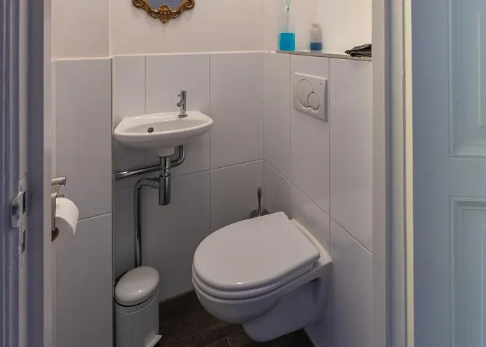 Dina-Perla Lodges, Shared Home - Not Hotel - In Museum District Bed and breakfast