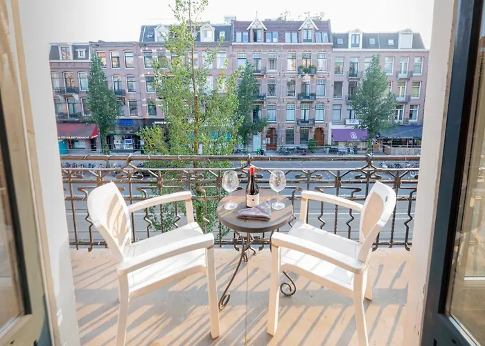 Bed & Breakfast Dina-Perla Lodges, Shared Home - Not Hotel - In Museum District Amsterdam