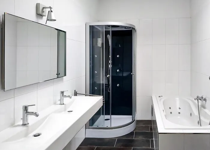 Bed and breakfast Dina-Perla Lodges, Shared Home - Not Hotel - In Museum District