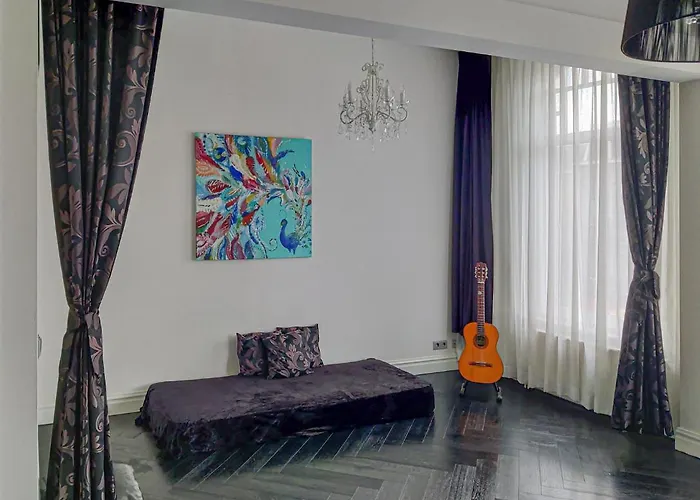 Dina-Perla Lodges, Shared Home - Not Hotel - In Museum District Bed and breakfast *