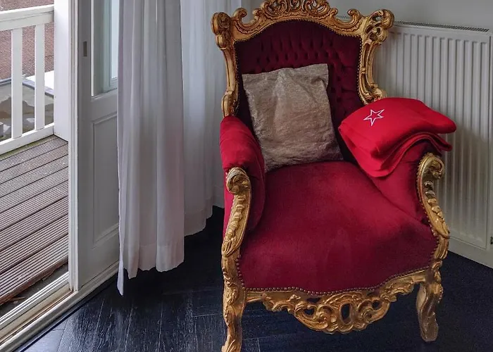 Dina-Perla Lodges, Shared Home - Not Hotel - In Museum District Bed & Breakfast Amsterdam