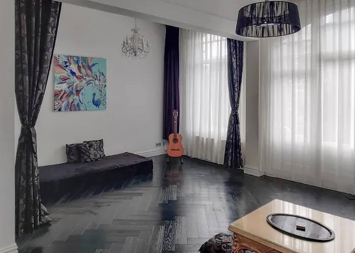 Dina-Perla Lodges, Shared Home - Not Hotel - In Museum District Bed and breakfast