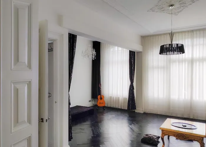 Bed & Breakfast Dina-Perla Lodges, Shared Home - Not Hotel - In Museum District *