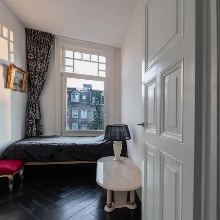 Dina-Perla Lodges, Shared Home - Not Hotel - In Museum District Bed & Breakfast
