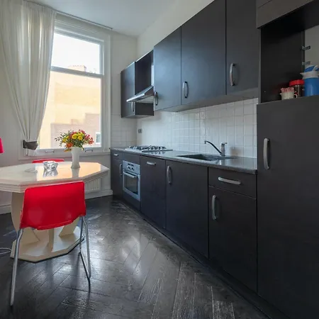 Dina-Perla Lodges, Shared Home - Not Hotel - In Museum District 住宿加早餐酒店