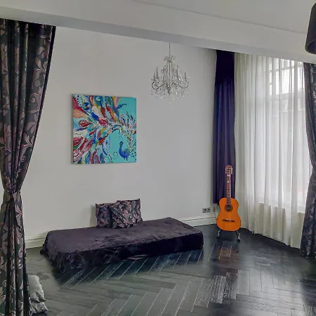 Dina-Perla Lodges, Shared Home - Not Hotel - In Museum District 住宿加早餐酒店 *